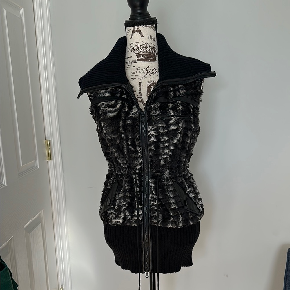 Hanley Mellon—Black Gray Rib Collar Faux Fur Silk Women's Sweater Vest—Size 4